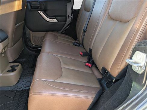 Used 2017 Jeep Wrangler Unlimited Rubicon w/ Connectivity Group AWD/4WD image 16