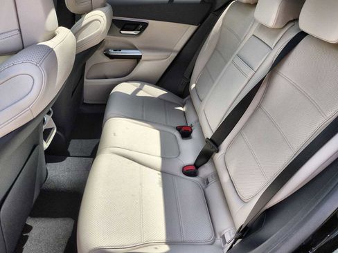 Used 2025 Mercedes-Benz GLC 300 4MATIC image 21