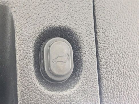 Used 2020 Chevrolet Suburban LT image 30