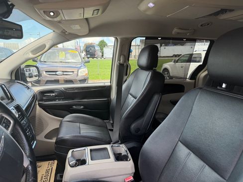 Used 2014 Chrysler Town & Country Touring-L w/ Driver Convenience Group FWD image 13