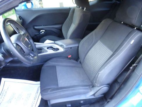 Used 2019 Dodge Challenger SXT image 17