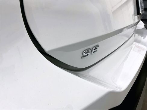 Used 2025 Volkswagen Tiguan SE image 11