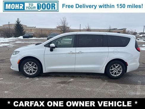 Used 2023 Chrysler Pacifica Touring-L image 2