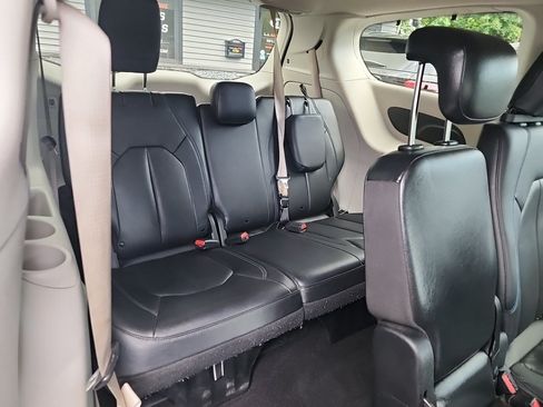 Used 2021 Chrysler Pacifica Touring-L FWD image 35