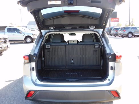 Used 2023 Toyota Highlander XLE image 6