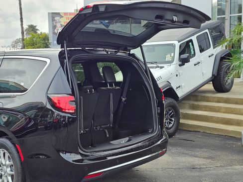 New 2026 Chrysler Pacifica Select FWD image 9
