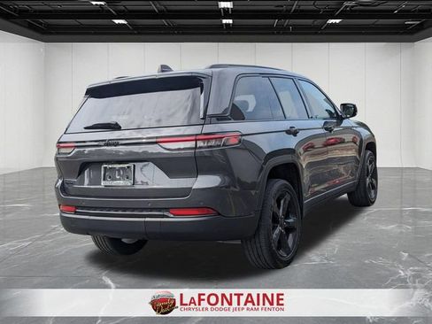 Used 2024 Jeep Grand Cherokee Altitude AWD/4WD image 5