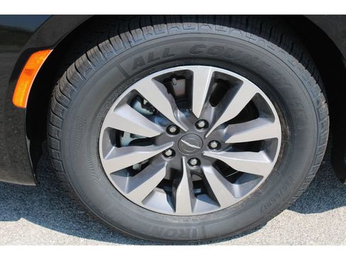 Used 2023 Chrysler Pacifica Limited image 9