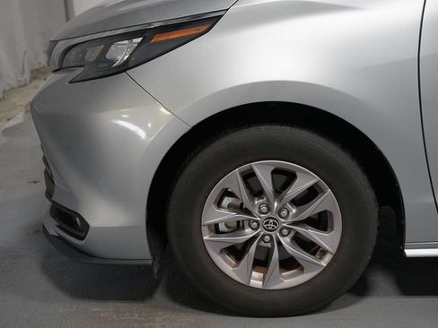 Used 2025 Toyota Sienna XLE FWD image 5