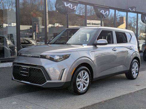 Used 2023 Kia Soul LX image 1