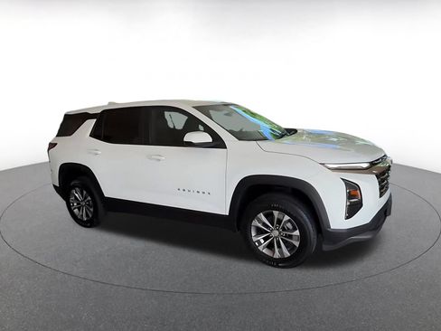 Used 2025 Chevrolet Equinox LT FWD image 2