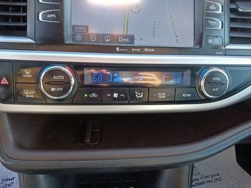 Used 2019 Toyota Highlander XLE AWD/4WD image 23