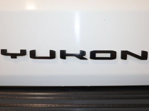 Used 2024 GMC Yukon AT4 w/ Technology Package AWD/4WD image 36
