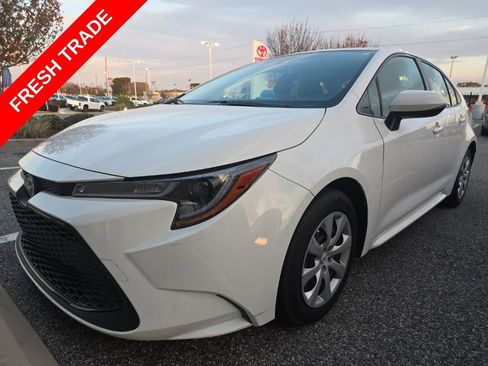 Used 2021 Toyota Corolla LE image 3