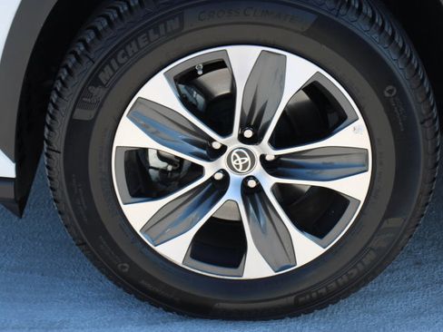 Certified 2022 Toyota Highlander XLE image 9