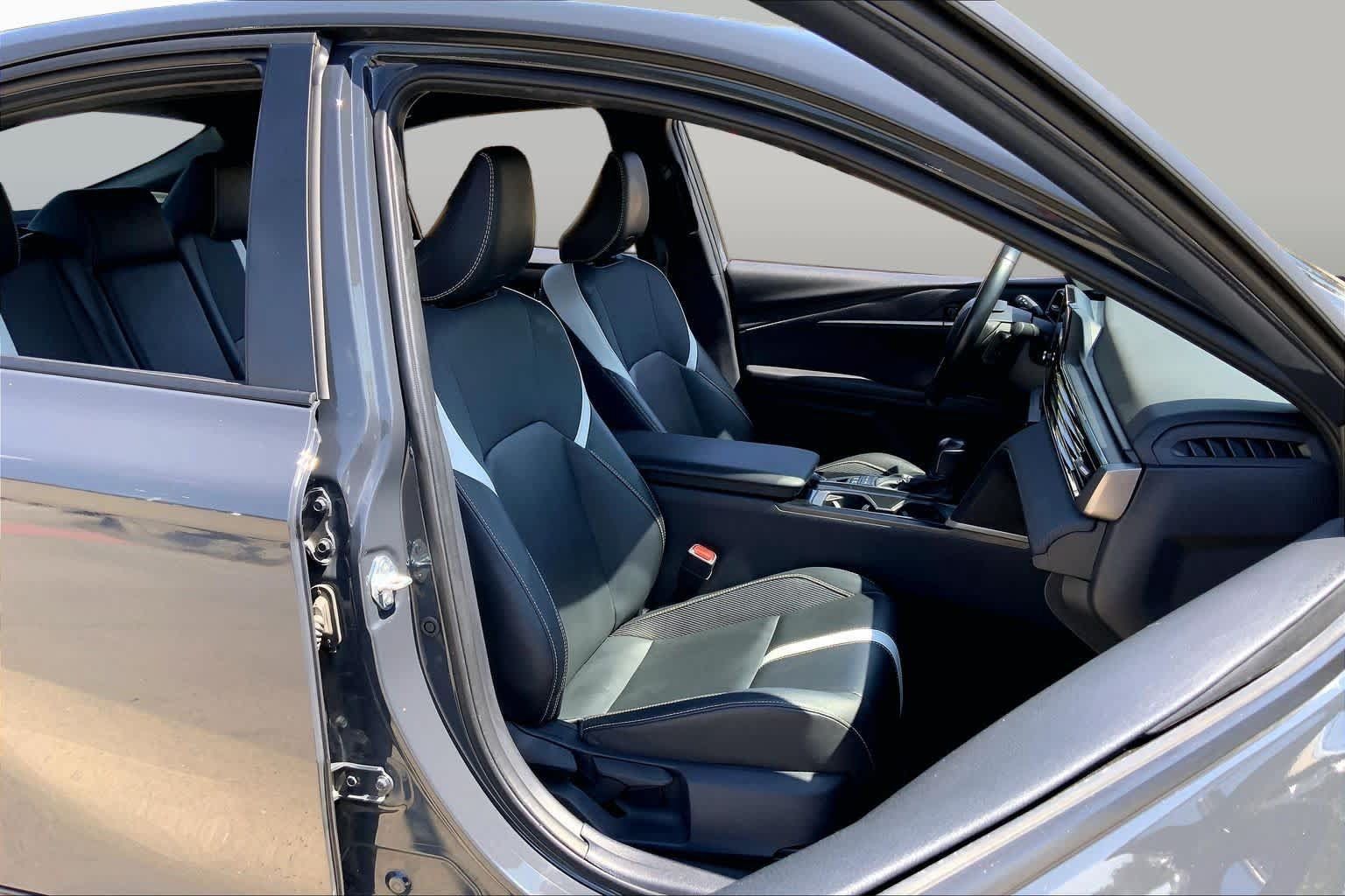 Used 2025 Toyota Camry SE FWD image 9