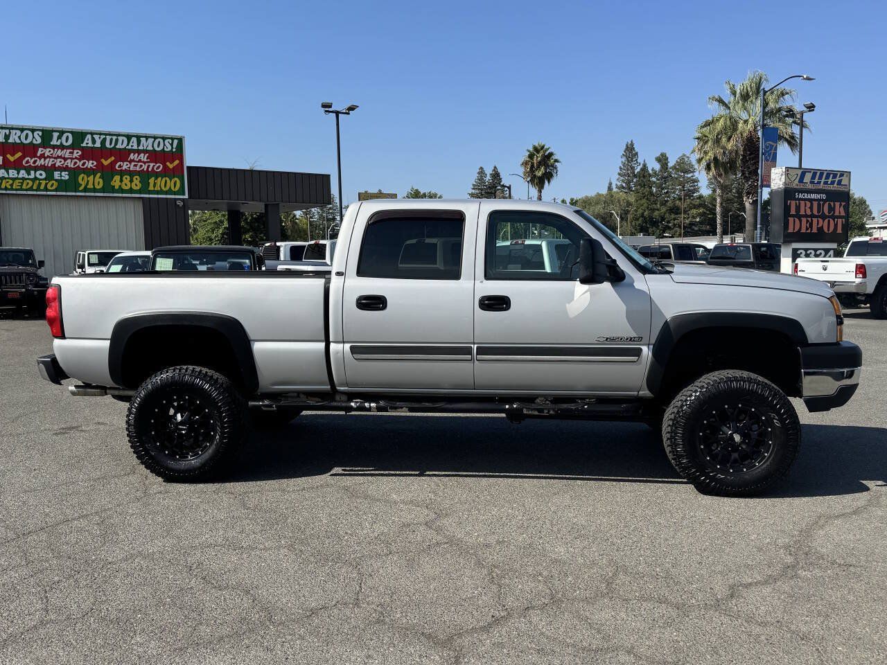 Used 2007 Chevrolet Silverado 2500 LT w/ Onstar Plus Package AWD/4WD image 8