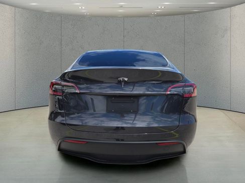 Used 2024 Tesla Model Y 2WD image 5