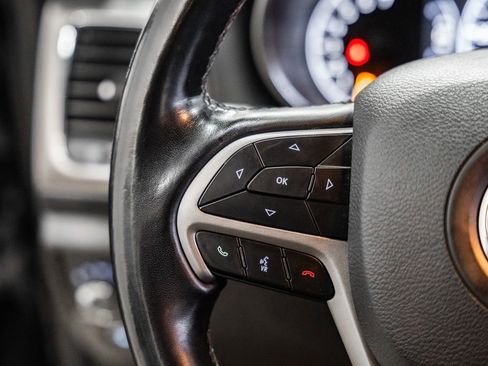 Used 2019 Jeep Grand Cherokee Laredo w/ Security & Convenience Group image 33