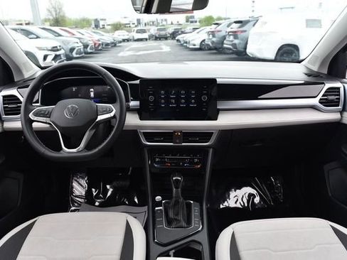 Used 2025 Volkswagen Taos SE FWD image 7