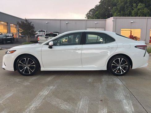 Used 2018 Toyota Camry SE FWD image 6