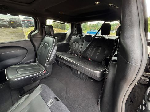 Used 2025 Chrysler Pacifica Limited FWD image 32