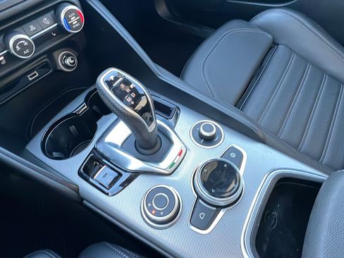 Used 2025 Alfa Romeo Giulia AWD w/ Veloce Package AWD image 31