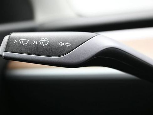 Used 2022 Tesla Model Y Long Range AWD/4WD image 24