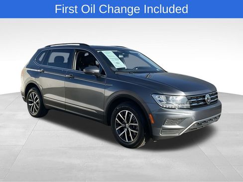 Used 2018 Volkswagen Tiguan SE w/ Panoramic Sunroof Package FWD image 2