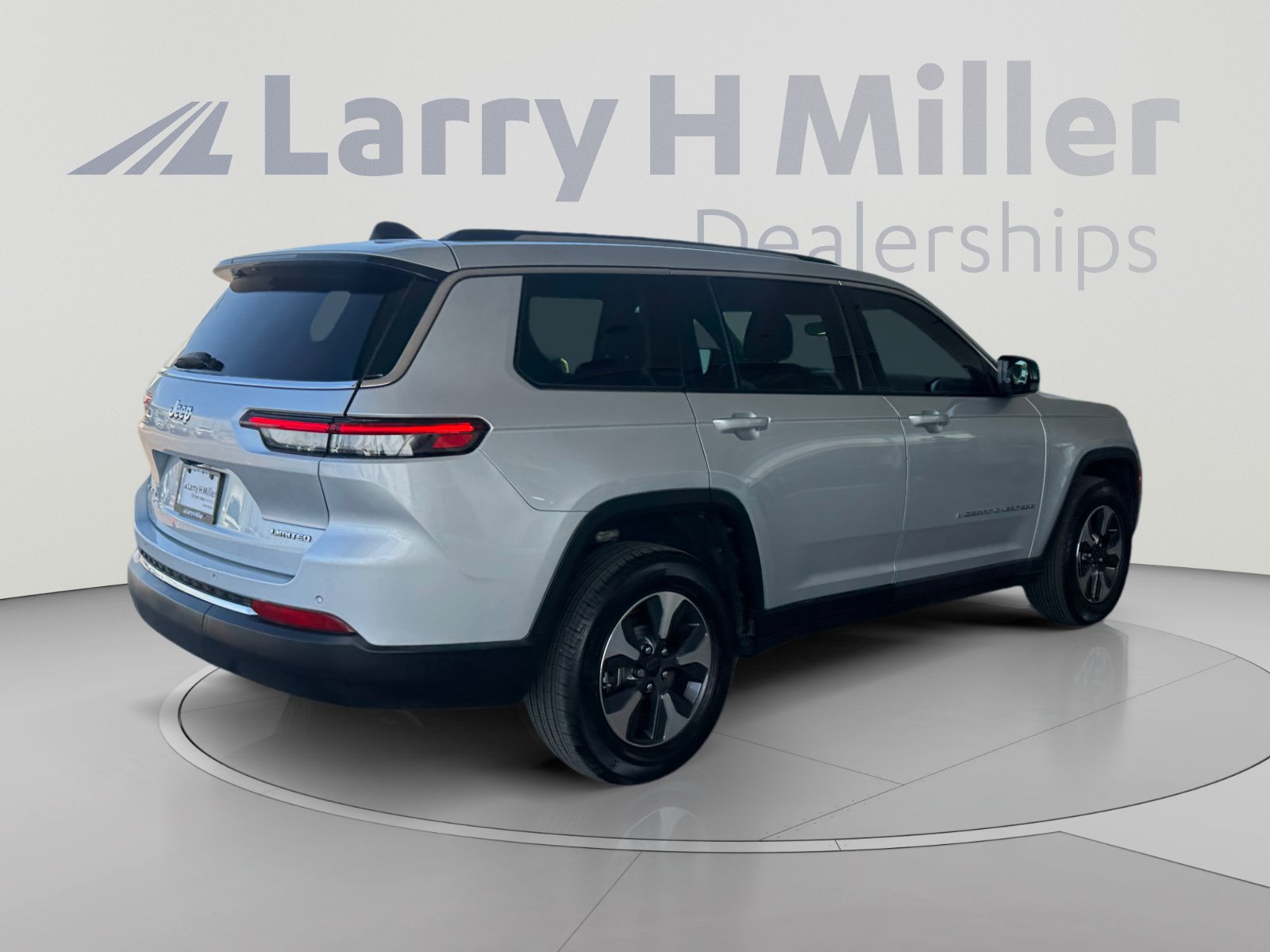 Used 2022 Jeep Grand Cherokee L Limited AWD/4WD image 5