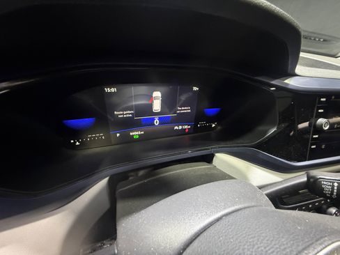 Used 2023 Volkswagen Taos SE w/ Panoramic Sunroof Package FWD image 11