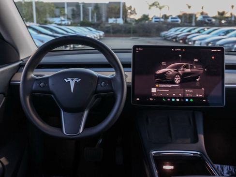 Used 2022 Tesla Model Y Long Range image 22