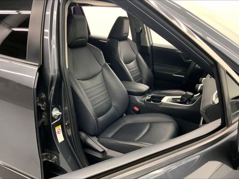 Used 2019 Toyota RAV4 XLE Premium FWD image 11