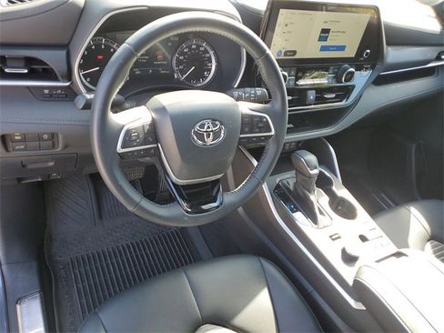 Used 2023 Toyota Highlander XSE image 19