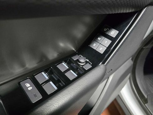 Used 2018 Land Rover Range Rover Velar S image 25