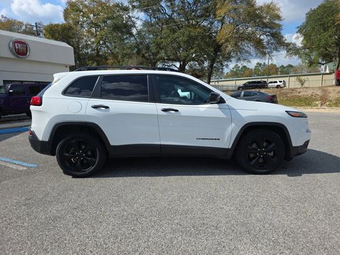 Used 2016 Jeep Cherokee Sport image 4