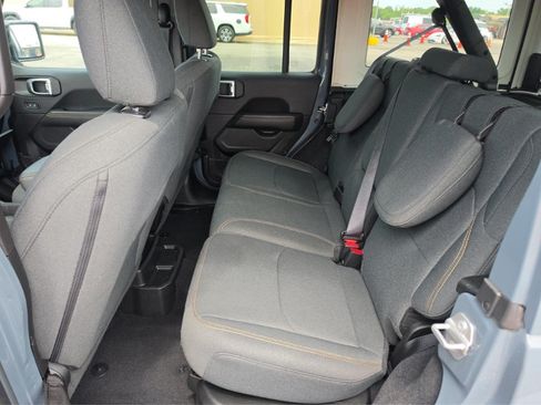 Used 2025 Jeep Wrangler Unlimited Sahara w/ Safety Group AWD/4WD image 19