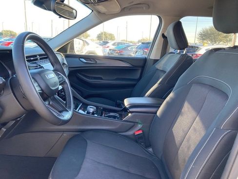 Used 2023 Jeep Grand Cherokee L Laredo image 9