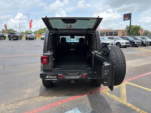 Used 2019 Jeep Wrangler Unlimited Sahara AWD/4WD image 8