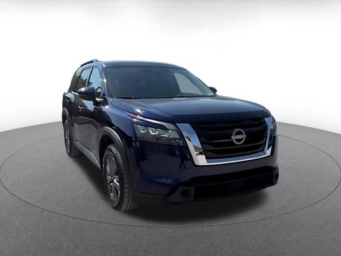 Used 2025 Nissan Pathfinder SV FWD image 3