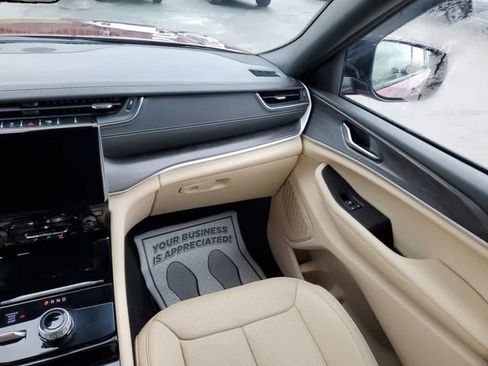 Used 2023 Jeep Grand Cherokee Limited w/ Luxury Tech Group II AWD/4WD image 15