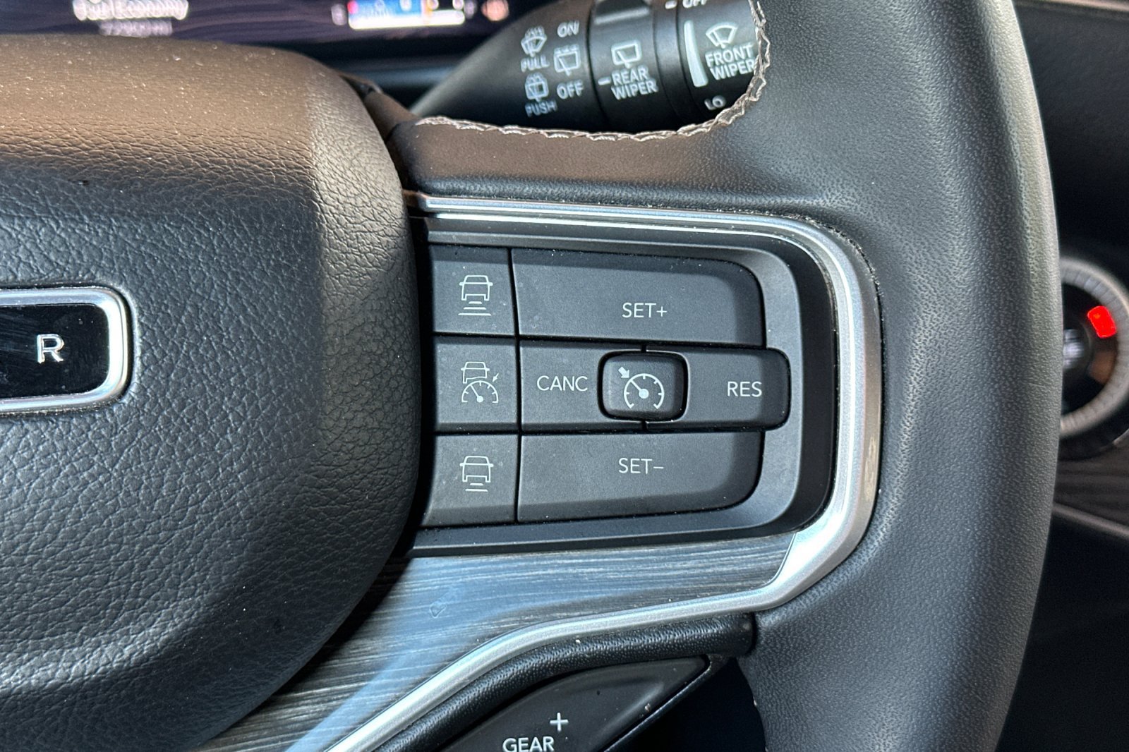 Used 2024 Jeep Wagoneer L Series II AWD/4WD image 34
