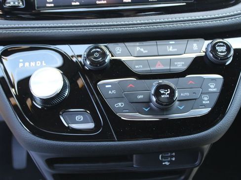 New 2026 Chrysler Pacifica Select AWD/4WD image 22