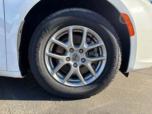 Used 2025 Chrysler Pacifica Select image 32