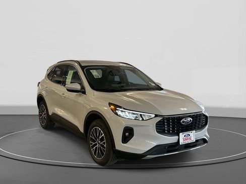 Used 2025 Ford Escape SE image 4