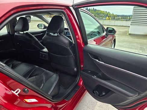 Used 2018 Toyota Camry XLE image 13