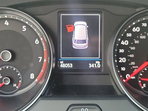 Used 2020 Volkswagen Atlas Cross Sport SE w/ Towing Package image 15