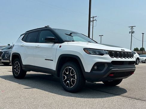 Used 2025 Jeep Compass Trailhawk AWD/4WD image 9