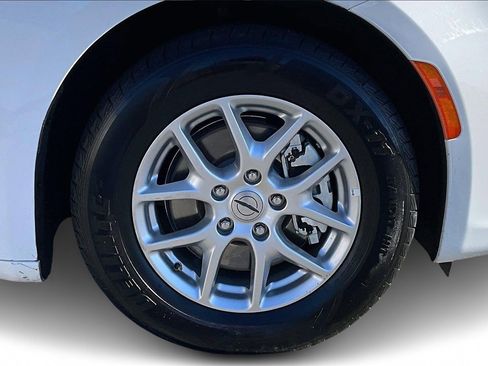 Certified 2024 Chrysler Pacifica Touring-L image 32