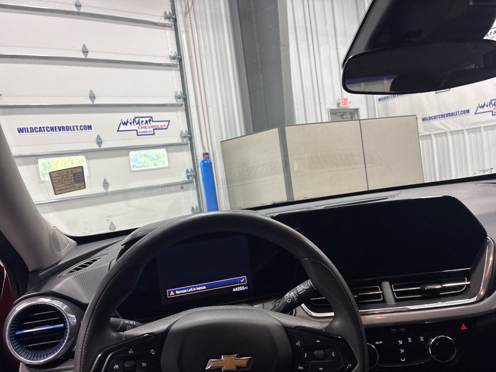 Used 2025 Chevrolet Trax LT FWD image 2